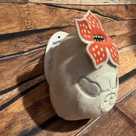 Stranger Things Demogorgon Squishmallows Plush 3.5" Backpack Clip-On Keychain - Picture 3 of 11